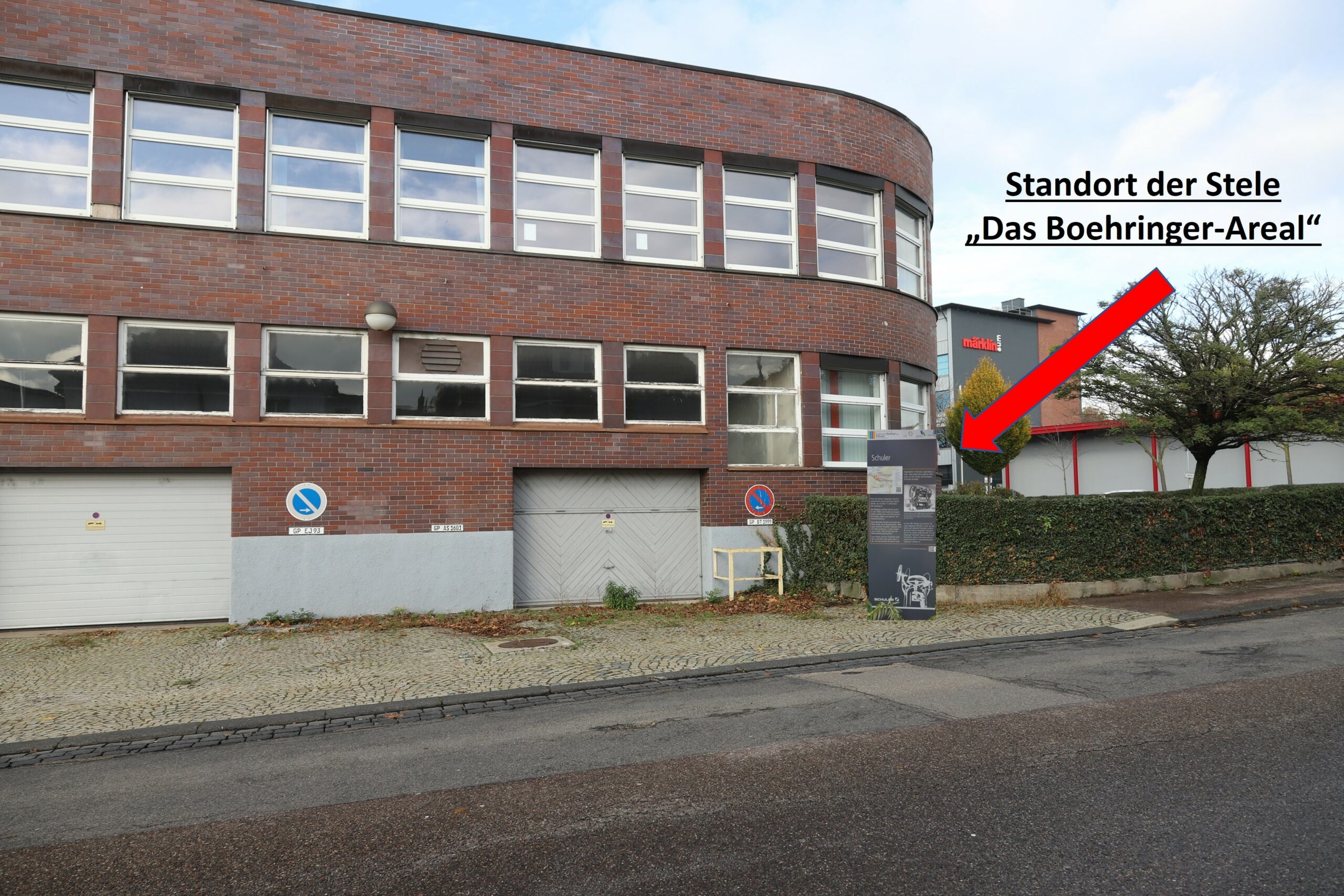 Standort der neuen Stele vor den ehemaligen Fuhrparkgaragen an der Hermannstraße